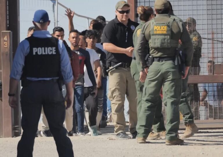 Thousands of migrants travel to US border as Title 42 restrictions come to an end