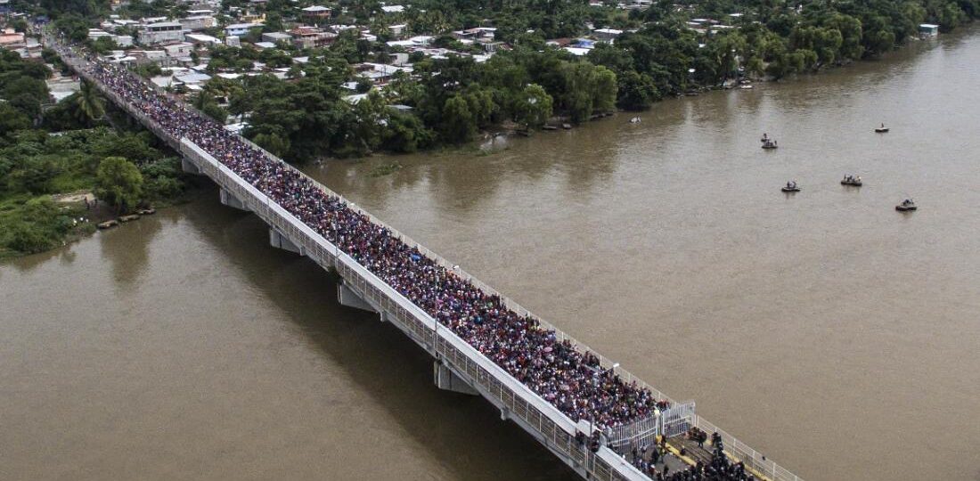 The Government closes the international bridge between Mexico and the United States, due to a protest.