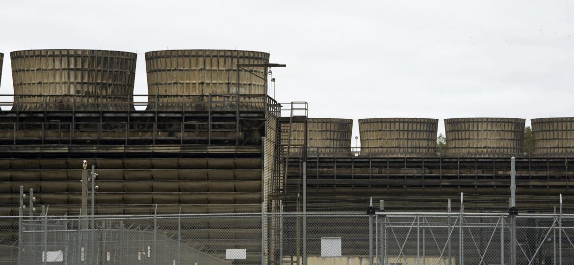 The Minnesota nuclear power plant is closed to repair a water leak with radioactive compound